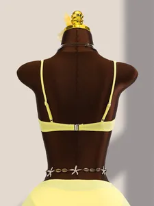 Vue arrière détaillée d'un haut de bikini jaune sur un mannequin avec chaîne étoile de mer.