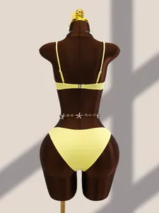 Vue arrière d'un ensemble bikini deux pièces jaune vif sur un mannequin de présentation