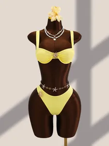 Vue de face bikini jaune sexy avec ornement solaire sur mannequin marron