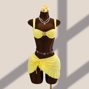 Vue détaillée de l'ensemble bikini jaune 3 pièces avec jupe paréo de plage