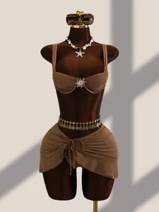 Ensemble bikini sexy marron trois pièces avec jupe portefeuille assortie sur un mannequin