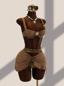 Ensemble bikini marron élégant 3 pièces avec jupe de plage et détail boucle soleil