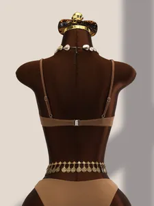 Vue arrière détaillée d'un bikini marron avec une chaîne de taille en pièces d'or