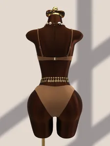 Vue détaillée du dos d'un bikini marron chocolat avec chaîne de taille dorée sur mannequin