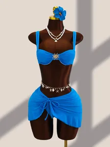 Vue détaillée d'un ensemble bikini bleu trois pièces avec une jupe de plage portefeuille assortie