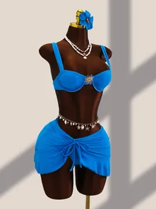 Vue détaillée d'un ensemble bikini bleu trois pièces avec paréo assorti élégant