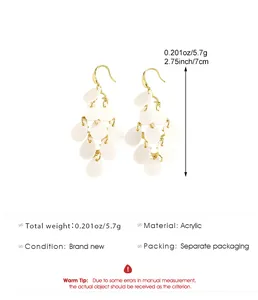 Boucles d'oreilles chandelier pétales acrylique blanc avec crochets dorés.