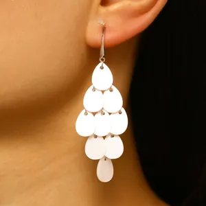 Vue rapprochée de boucles d'oreilles élégantes à pampilles en pétales d'acrylique blanc