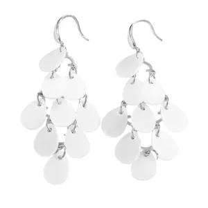 Gros plan détaillé de boucles d'oreilles pendantes à pétales en acrylique blanc pour femme