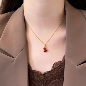 Collier élégant avec pendentif calebasse rouge et chaîne plaquée or avec zircon pour femme