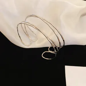 Elegante brazalete multicapa de metal plateado con diseño minimalista ondulado y acabado arrugado