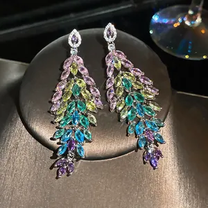 Boucles d'oreilles pendantes en argent avec cristaux marquise colorés au motif de feuille élégant