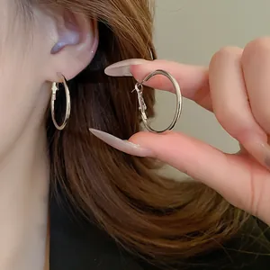 Minimalistische silberne ovale Creolen mit elegantem und trendigem Design für Damen