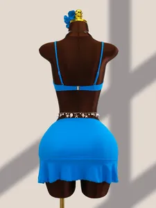 Vue arrière d'un ensemble bikini bleu éclatant trois pièces avec jupe de bain à volants