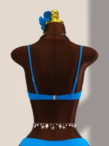 Vue arrière détaillée du haut de bikini bleu avec ceinture chaîne en coquillages et étoiles
