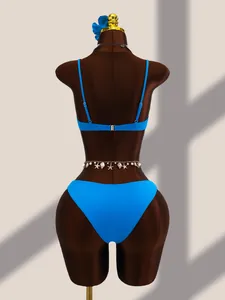 Vue arrière détaillée d'un ensemble bikini bleu avec une chaîne de taille en coquillages