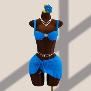 Ensemble bikini trois pièces bleu ciel avec détail boucle soleil et paréo assorti