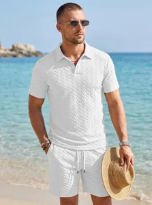 Détail de la texture en maille jacquard blanche de l'ensemble polo d'été homme