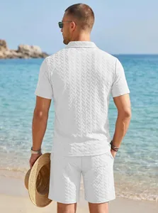Vue arrière d'un ensemble polo et short blanc en jacquard pour homme sur la plage