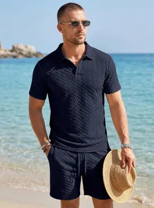Vue détaillée d'un ensemble polo et short jacquard bleu marine pour homme en été