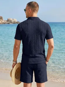 Vue arrière d'un ensemble polo et short en maille jacquard bleu marine sur plage