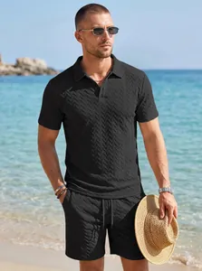Ensemble polo et short en jacquard noir pour homme porté sur une plage d'été