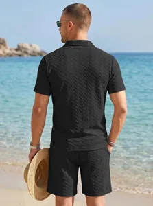 Vue arrière d'un ensemble polo et short en maille jacquard noir pour homme à la plage