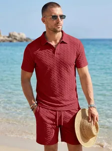 Vue d'ensemble de l'ensemble polo et short en jacquard bordeaux pour homme à la plage