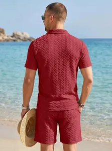 Vue arrière détaillée d'un ensemble polo et short pour homme en maille jacquard rouge texturée