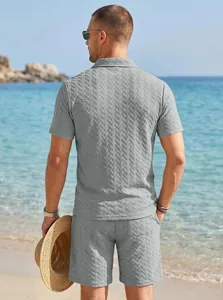 Vue arrière détaillée d'un ensemble polo et short jacquard gris pour homme à la plage