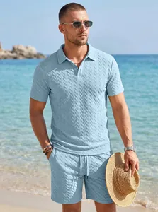 Détail de la texture d'un polo jacquard bleu ciel pour homme avec short de plage