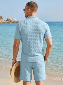 Vue de dos d'un ensemble polo et short en jacquard bleu clair pour homme sur la plage