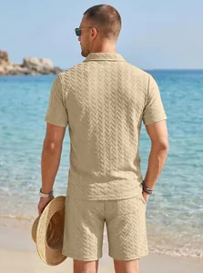 Ensemble polo et short en jacquard beige pour homme, vue arrière au bord de la mer