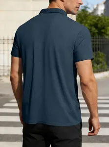 Vue arrière d'un polo bleu marine texturé pour homme en soie glacée extensible