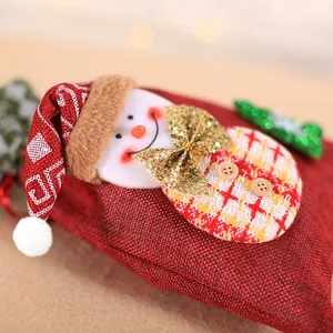 Detailansicht eines Weihnachtsbeutels aus Sackleinen mit einem niedlichen Schneemann