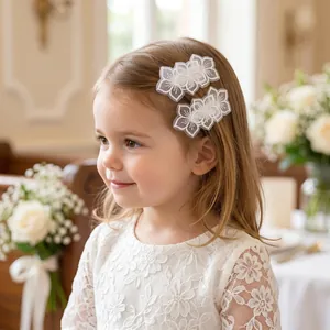 Pasadores de flores de encaje blanco bordado para niñas en bodas y bautizos.