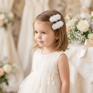 Niña con pinzas de pelo de encaje blanco bordado y perlas para bodas o bautizos.
