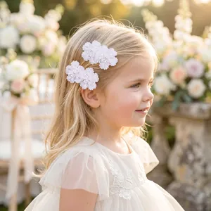 Niña con pinzas para el pelo de encaje blanco bordado con perlas en jardín
