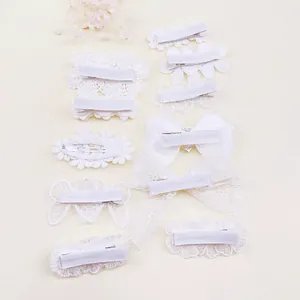 Vista detallada posterior de horquillas de encaje blanco con clips metálicos seguros.