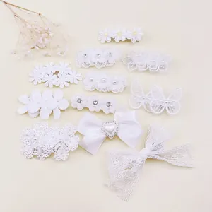 Elegante conjunto de pinzas para el cabello y lazos de encaje con perlas bordadas