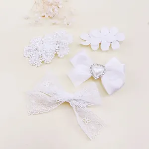 Primer plano de pinzas para el cabello de encaje blanco y satén con perlas y diamantes.