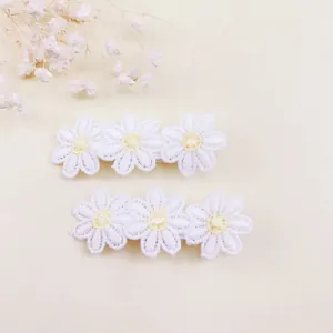 Pinzas para el cabello con margaritas bordadas blancas para bautizos y para bodas
