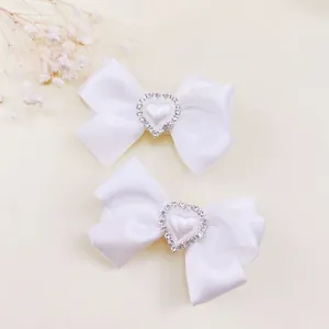 Elegantes pinzas para el pelo con lazo de satén blanco y corazón de strass brillante