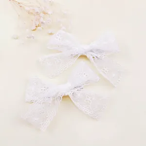Exquisitos lazos para el pelo de encaje bordado blanco para niñas, detalle estilo princesa.