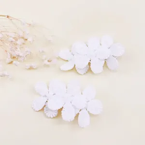 Vista de detalle de la pinza para el pelo con flor de encaje bordado blanco para niñas