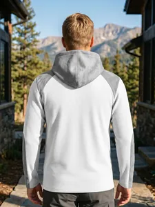 Vue arrière d'un sweat à capuche gaufré blanc et gris pour homme en extérieur.