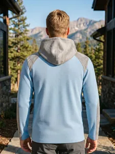 Vue arrière d'un sweat à capuche bleu clair pour homme avec des empiècements gris