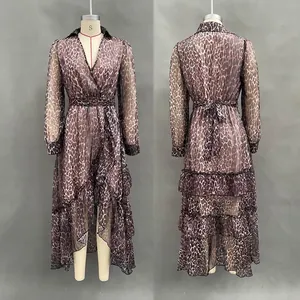 Vues détaillées de l'avant et de l'arrière de cette robe longue léopard à volants et col V