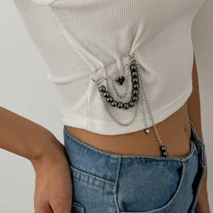 Broche élégante à chaîne à pompons en métal avec perles CCB et détail de breloque cœur