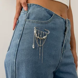 Broche élégante à chaîne à pampilles argentée et breloque polyvalente pour jeans